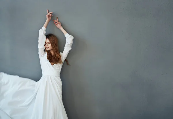 Mulher de vestido branco desempenho modelo glamour luxo — Fotografia de Stock