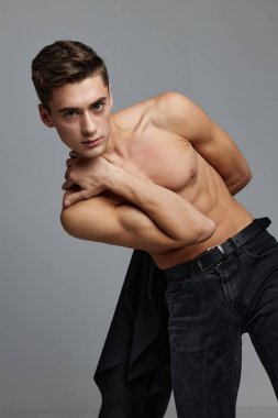 Cazibesinin elinde üstsüz siyah ceketi olan iyi bir adam. 