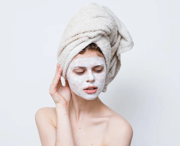 Mujer crema mascarilla desnuda hombros piel limpia —  Fotos de Stock