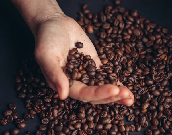Grano de café en la mano la preparación de la bebida de la mañana de cerca la energía — Foto de Stock
