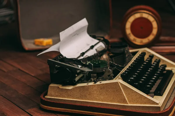 Vintage γραφομηχανή για εκτύπωση λευκό φύλλο χαρτί ξύλινο φόντο ρετρό εφεύρεση — Φωτογραφία Αρχείου