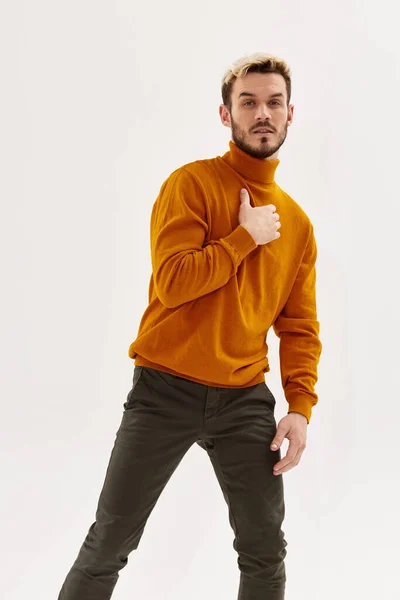 Hombre sosteniendo su mano detrás de su cabeza moda estilo otoño — Foto de Stock