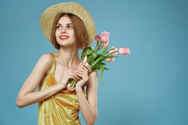 Güzel kadın çiçek buketi cazibe ve lüks altın elbise