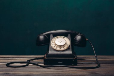 Masadaki siyah retro telefon antika denilen eski teknolojiye ait.
