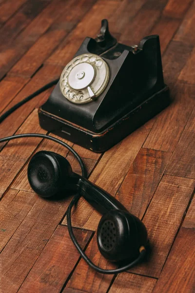 Retro telefone nostalgia tecnologia antiga comunicação fundo de madeira — Fotografia de Stock