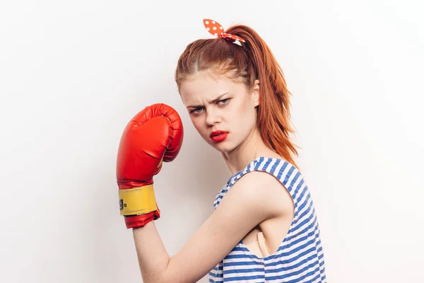 Femme en jersey rayé gants de boxe entraînement fond clair — Photo
