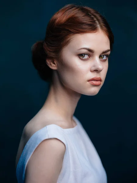 美しい女性で白いドレスヘアスタイルダークバックモデルの肖像画 — ストック写真