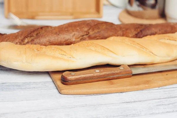 Frische Brotkörbe auf dem Tisch Essensration aus der Küche — Stockfoto