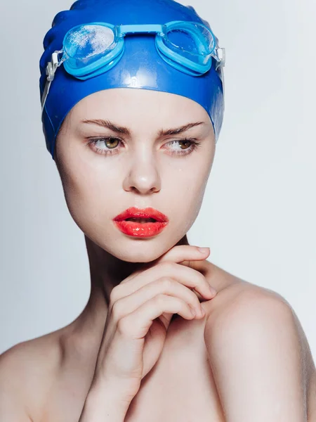 Bella donna con occhiali blu sulla testa e labbra rosse spalle scoperte — Foto Stock