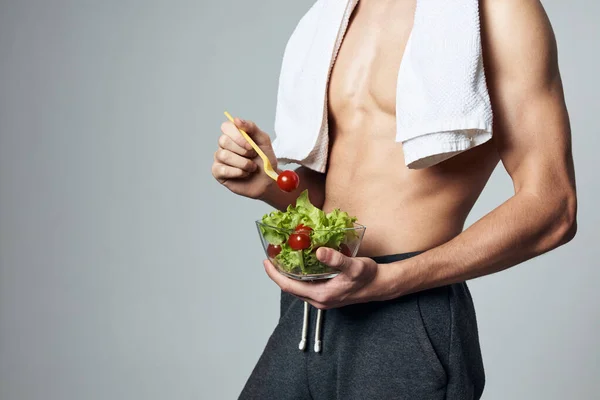 Homem com toalha branca em seus ombros bombeado até torso carioca salada close-up treino — Fotografia de Stock