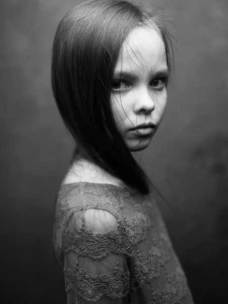 Portret van een mooi klein meisje grijs foto jurk model zijaanzicht — Stockfoto