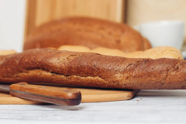 Diferentes tipos de panes tabla de cortar cocina de corte —  Fotos de Stock