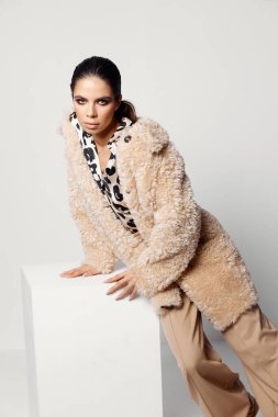 Güzel bir kadın parlak makyaj leoparı gömleği cazibesi