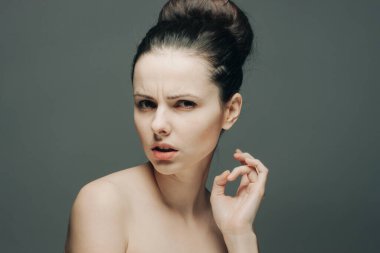 Güzel esmer duygular, çıplak omuz, yüz konforu.