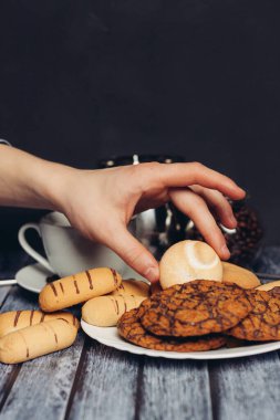 Tabakta kurabiyeler Tahta masada bir fincan çay