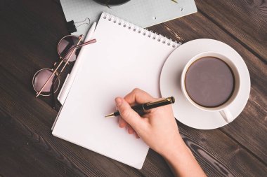 Not defterleri masa başındaki tükenmez kalem kahve fincanı saksısı çiçek ofisi çalışanı.