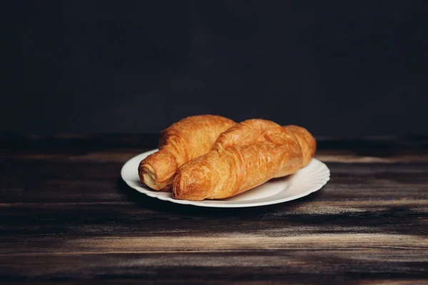 Croissants Teller Holztisch Getränk Becher Frühstück Dessert — Stockfoto