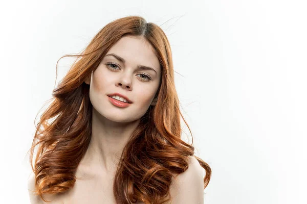 매력적 인 빨간 머리 여자의 맨 어깨 유리나 화장품 모델 — 스톡 사진