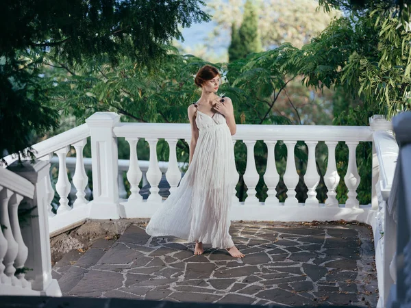 Mulher bonita em vestido branco roupa grega tradicional natureza folhas verdes — Fotografia de Stock