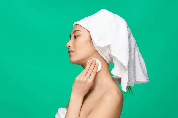 Asiatisk kvinna bar axlar klar hud hälsa spa behandlingar — Stockfoto