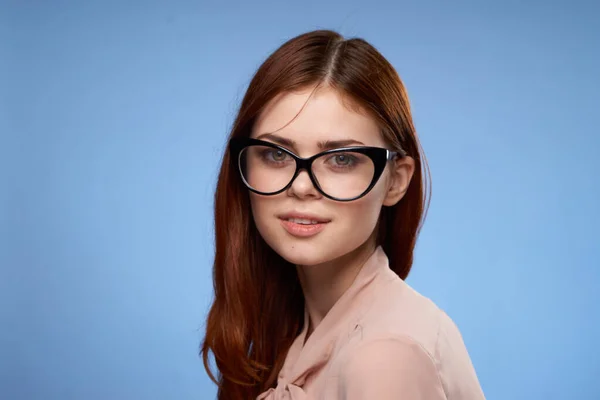 Charmante Frau trägt Brille eleganten Stil Luxus beschnitten Ansicht blauer Hintergrund — Stockfoto