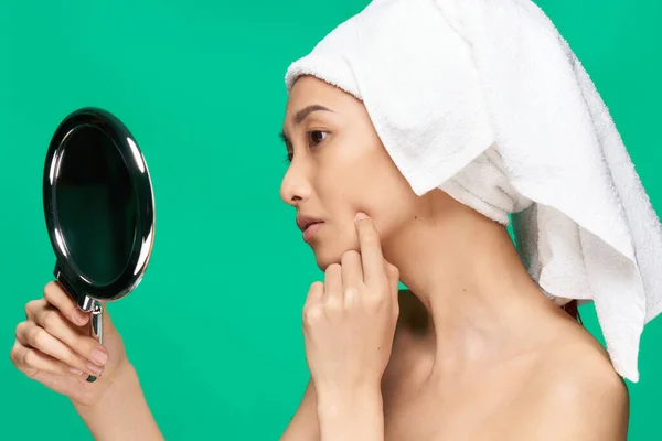 머리에 수건을 맨 아시아 여성 거울 속을 응시하고 있는 모습 — 스톡 사진