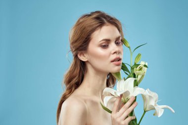 Çekici bayan beyaz çiçekler mavi arka plan kırpılmış manzara