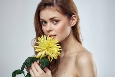 Arka planda sarı çiçekli güzel bir kadının portresi Kopya Uzay Modeli ile kesilmiş.