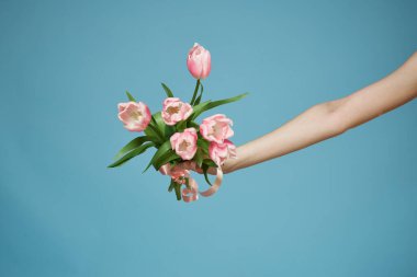 Çiçekler kadınların elinde. Bayram aşkı yaşam tarzı.