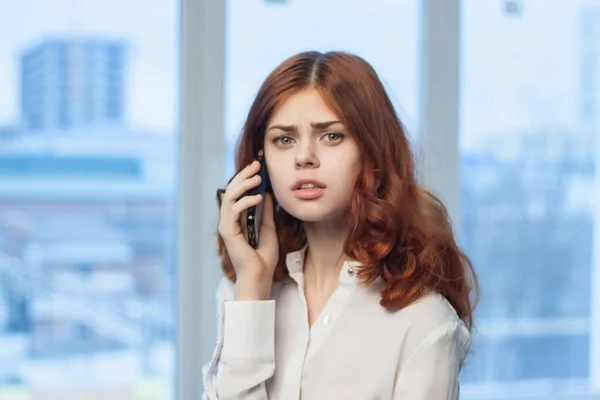 Менеджер в белых рубашках разговаривает по телефону в офисе чиновника — стоковое фото