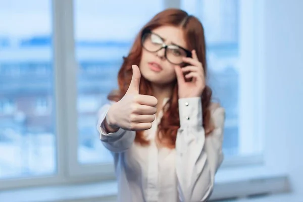 Donna d'affari gesticolando con le mani in ufficio lavoro come manager Professionale — Foto Stock