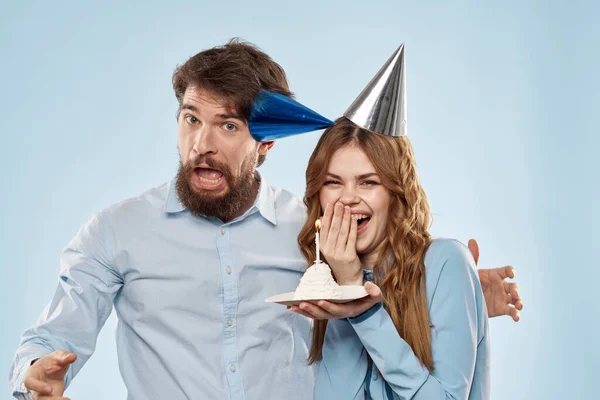 Gâteau d'anniversaire avec bougie homme et femme fête d'entreprise vacances amusantes — Photo