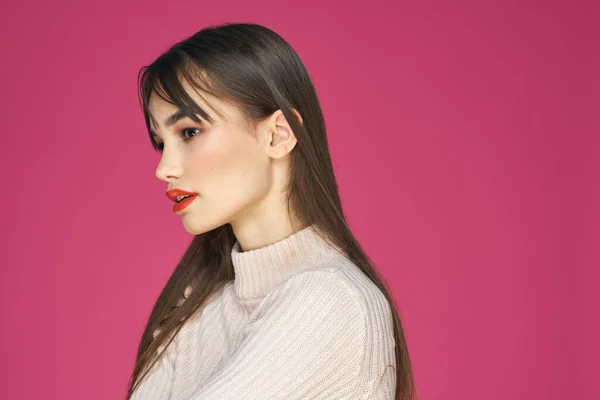 Mulher com lábios vermelhos maquiagem brilhante blusa branca cabelo longo fundo rosa — Fotografia de Stock