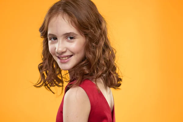 Alegre niña vestido rojo pelo rizado amarillo fondo infancia — Foto de Stock