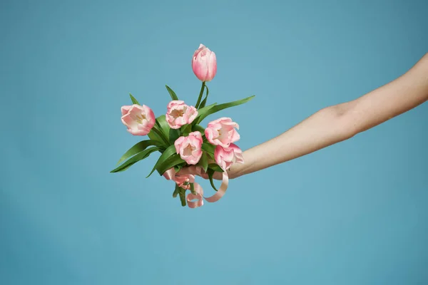 Flores en las manos de mujer regalo vacaciones romance estilo de vida — Foto de Stock