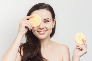 Çıplak omuzlu neşeli esmer, cilt temizliği.