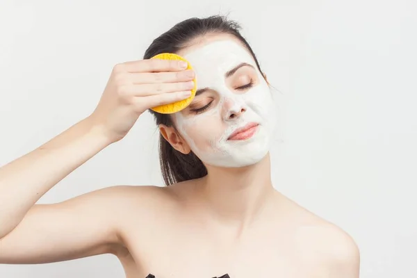 Emotional Brunette Bare Shoulders Kosmetik Makeup Removal — Stok Foto