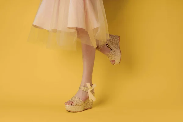 Pés das mulheres moda sapatos roupas amarelo fundo elegante estilo — Fotografia de Stock