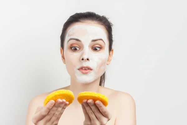 Mulher com máscara de creme facial cuidados da pele ombros nus tratamentos de spa — Fotografia de Stock