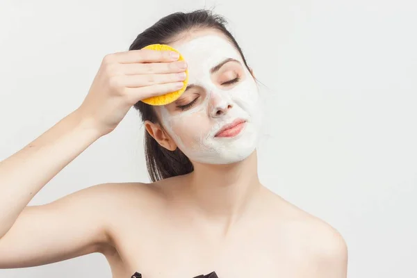 Emotional Brunette Bare Shoulders Kosmetik Makeup Removal — Stok Foto