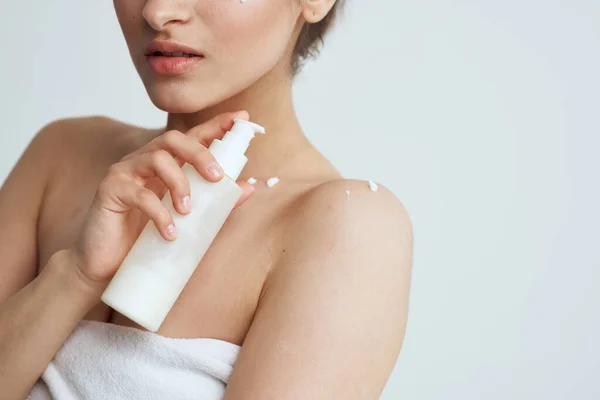 Kvinna i vit dusch handduk naken kvinnor hudlotion vård dermatologi — Stockfoto