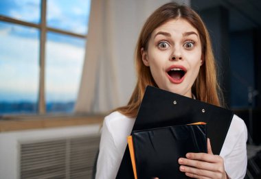 İş kadını ofis sekreteri mesleğini belgeledi