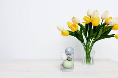 Açık arkaplanda sarı çiçek demeti