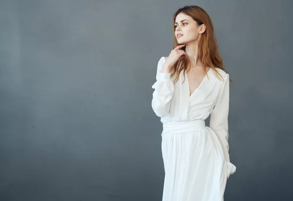 Beyaz elbiseli kadın gri arka plan kozmetik modeli — Stok fotoğraf