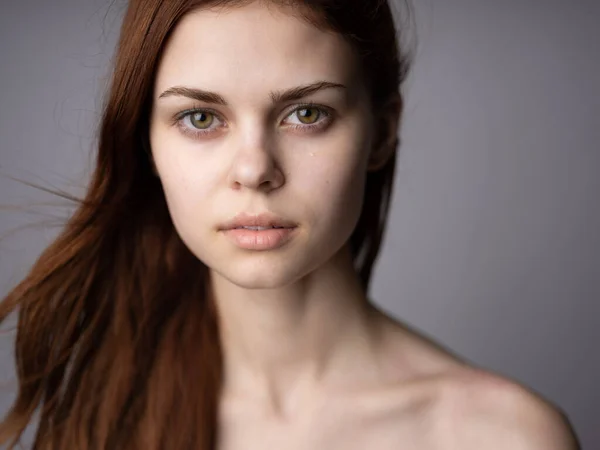 Retrato de una hermosa mujer primer plano pelo rojo fondo gris Modo —  Fotos de Stock