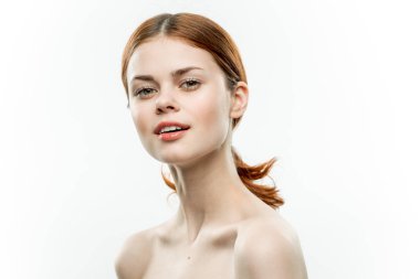 Kızıl saçlı güzel bir kadın çıplak omuzlu, kadınsı, açık arkaplan.