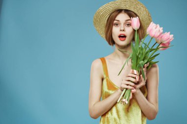 Çiçek desenli bir kadın. Hediye. Gülümse.