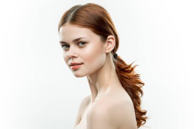 Çıplak omuzlu güzel kadın makyajı saçları çekici hale getirdi.