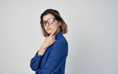 Mavi gömlekli iş kadını, sıkı stil yöneticisi.