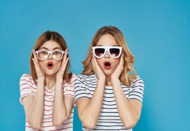 duygusal kız arkadaşlar iletişim sevinç yaşam tarzı mavi arka plan